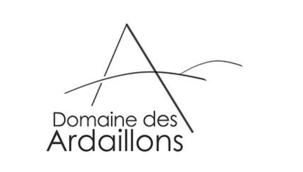 Domaine Des Ardaillons, situé à Saint-Haon-le-Châtel, village médiéval ancré à la Côte Roannaise. Le domaine exploite 7 hectares de vignes et agriculture biologique.